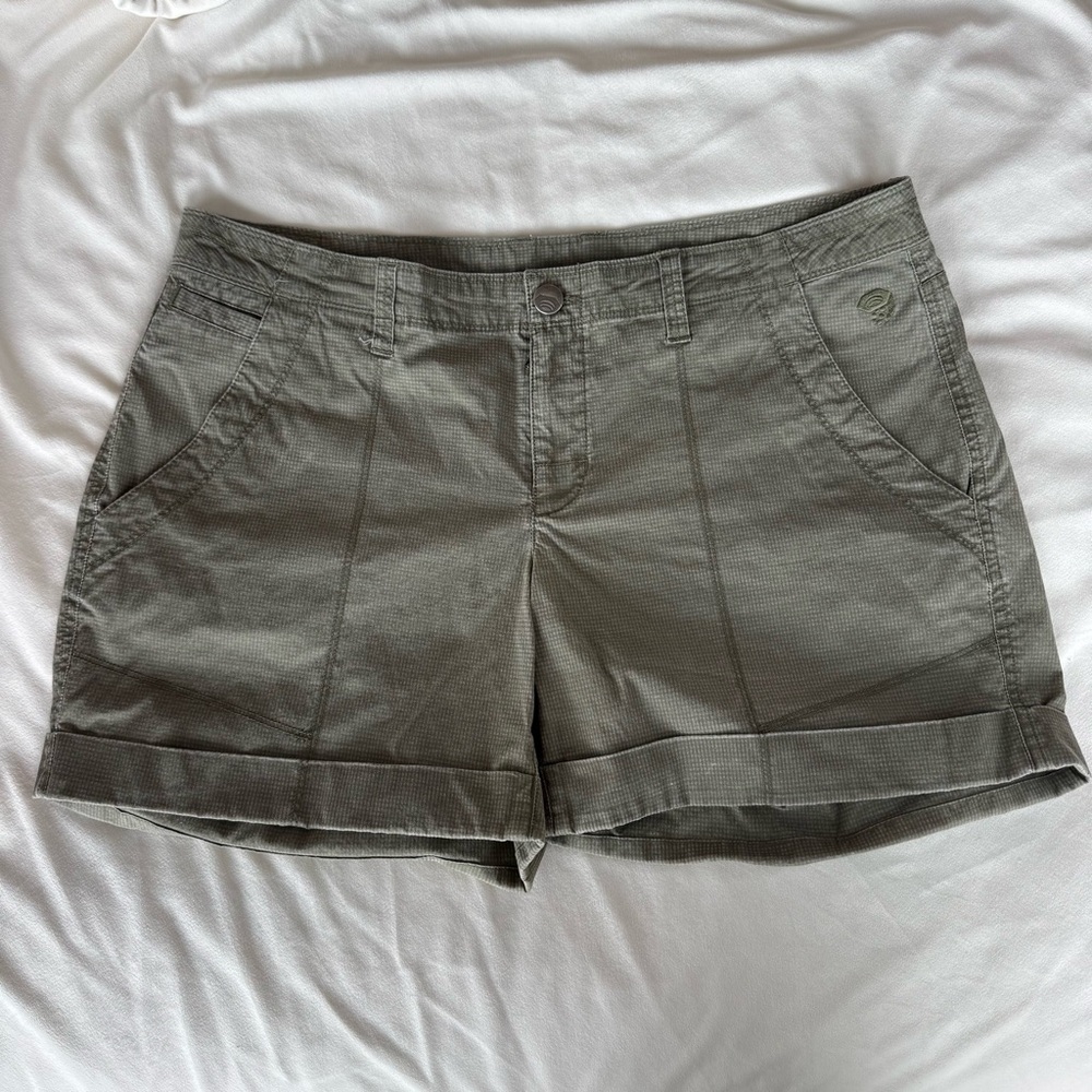 Mountain Hardwear Natural Green Cargo Shorts with Flat Front and Belt Loops sz 8